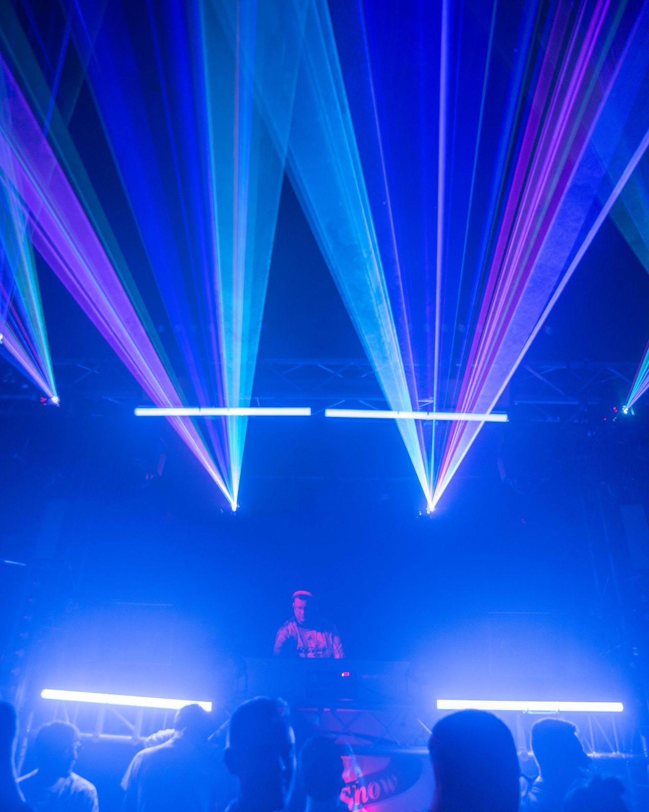 Blaues Licht und lila Laserstrahlen kommen von der Bühne. – Peins Gasthof: Easter Closing 2026