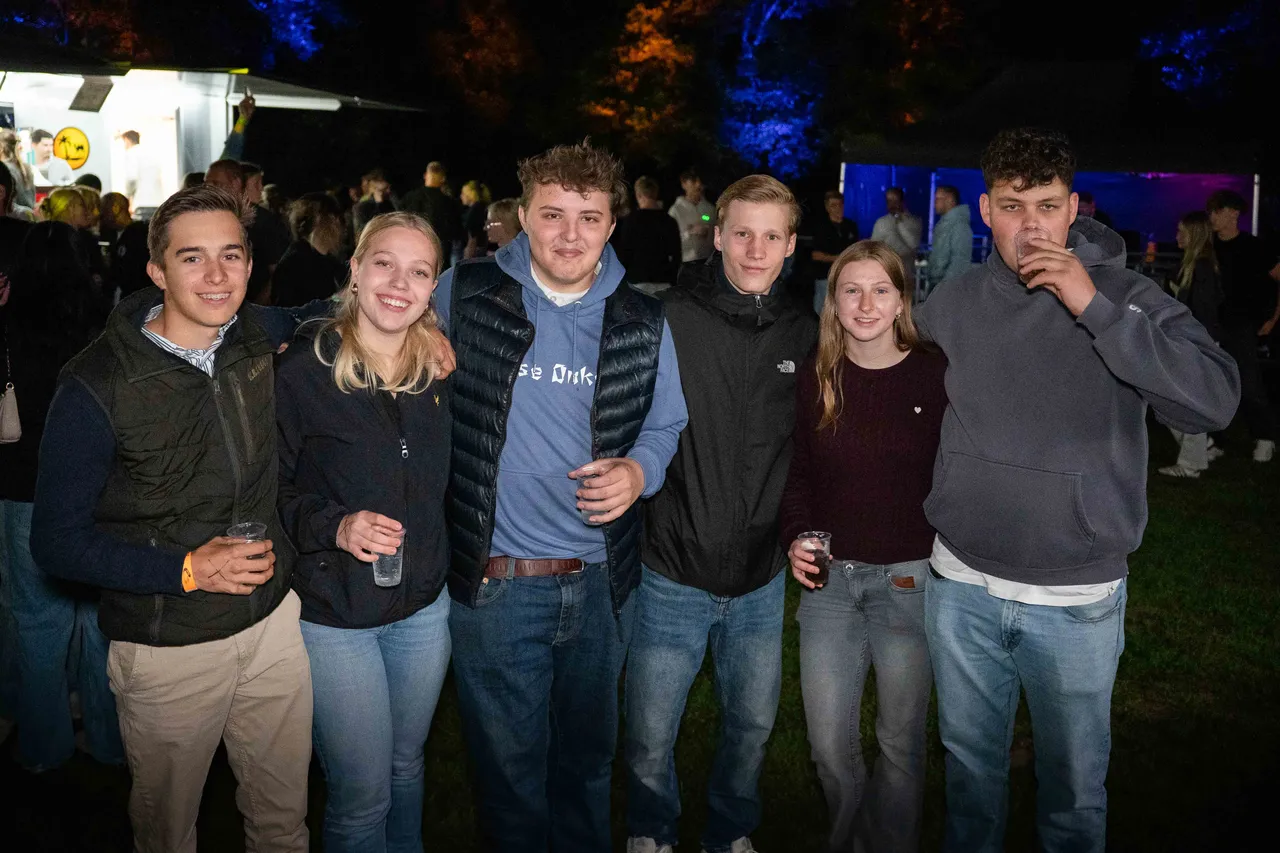 Einige Leute am Bierwagen