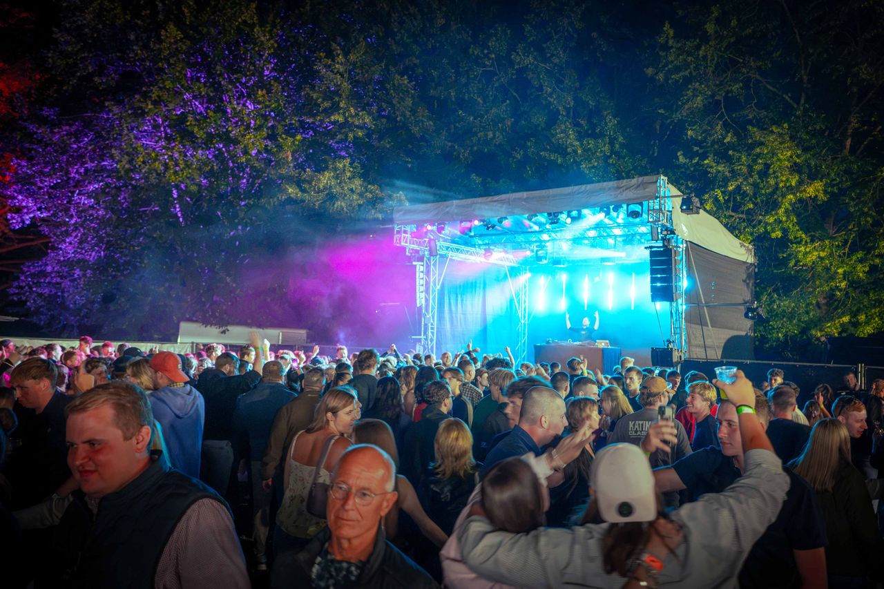 Einige Leute vor Bühne – Behlendorf Beach Party 2026
