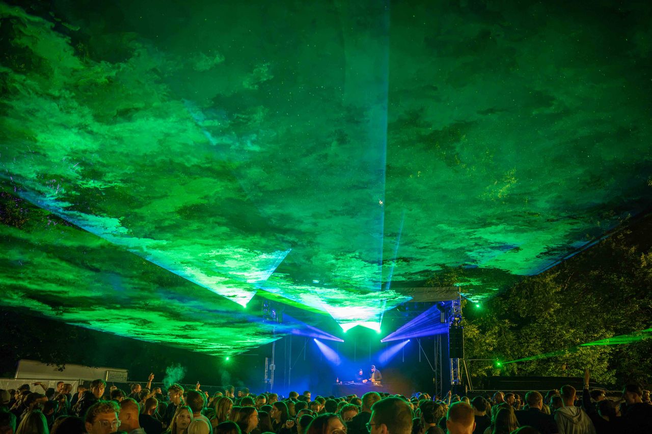 Einige Leute vor Bühne – Behlendorf Beach Party 2026