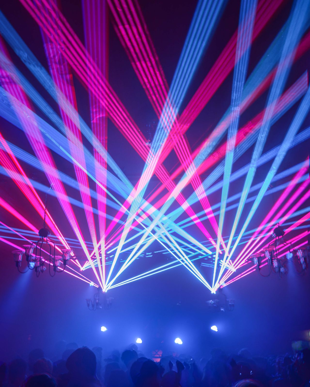 Blaue pinke Laserstrahlen bilden ein Dach über der Crowd. – Peins Gasthof: Easter Closing 2026