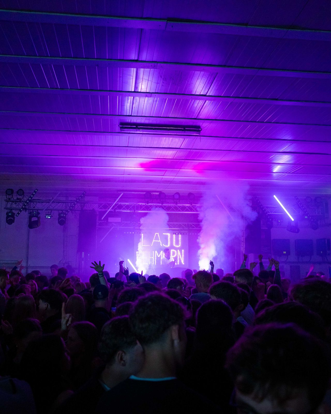 Blick auf lila erleuchtete Bühne mit Fog Jets, die Nebel abfeuern. – Pfingstfete Fehmarn 2026